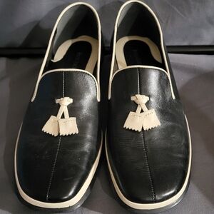 Elegant Black Leather Loafers with Tassel Accents
